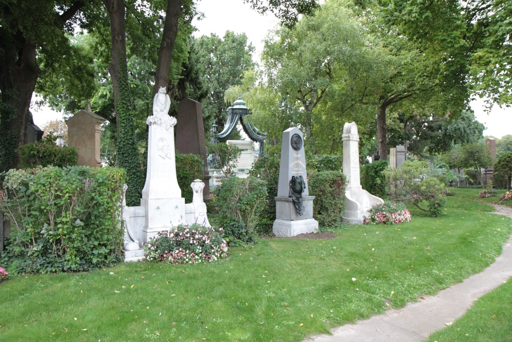 Eduard von Hofmann's tomb, Vienna - 01.JPG